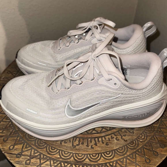 Nike Women’s Vomero Running Shoe Size 6